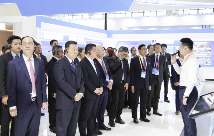 住建部黨組書記、部長倪虹攜東盟各國建設(shè)部長參觀“中國—東盟建筑業(yè)合作與發(fā)展成果展”太平洋建設(shè)展位1.jpg