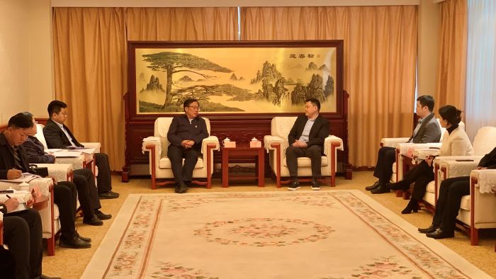嚴(yán)昊與新疆巴音郭楞蒙古自治州黨委常委，庫爾勒市委書記李承剛會談1.jpg