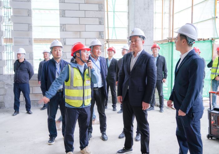 20231204嚴(yán)昊主席深入防城港醫(yī)藥制造產(chǎn)業(yè)園項(xiàng)目一線視察2.jpg