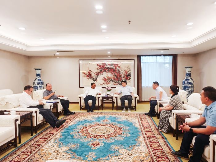 7月1日嚴(yán)昊與新疆博州黨委副書記、州長(zhǎng)巴音克西會(huì)談1.jpg