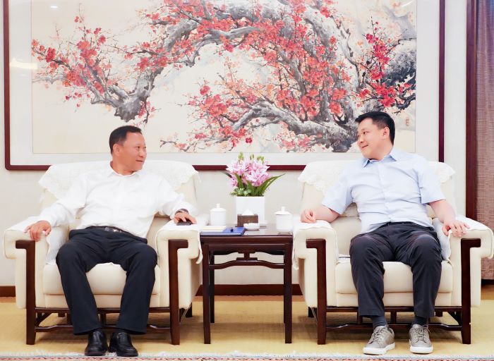 7月1日嚴(yán)昊與新疆博州黨委副書記、州長(zhǎng)巴音克西會(huì)談.jpg